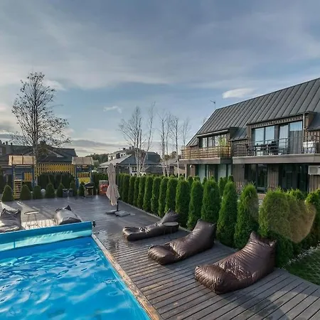 Vaivorykstes Namai With Heated Pool By Hostlovers *