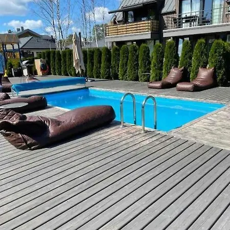 Vaivorykstes Namai With Heated Pool By Hostlovers *